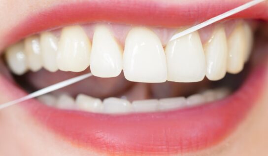 Zahnseide, Zungenschaber, Interdentalbürstchen & Co. – was Sie für eine gute Zahnhygiene wirklich brauchen